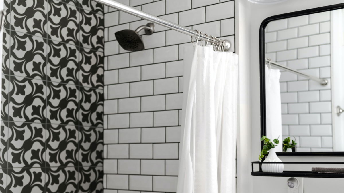Badezimmer reinigen: So genial hilft eine Kerze gegen Kalk