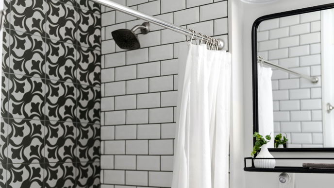 Badezimmer reinigen: So genial hilft eine Kerze gegen Kalk