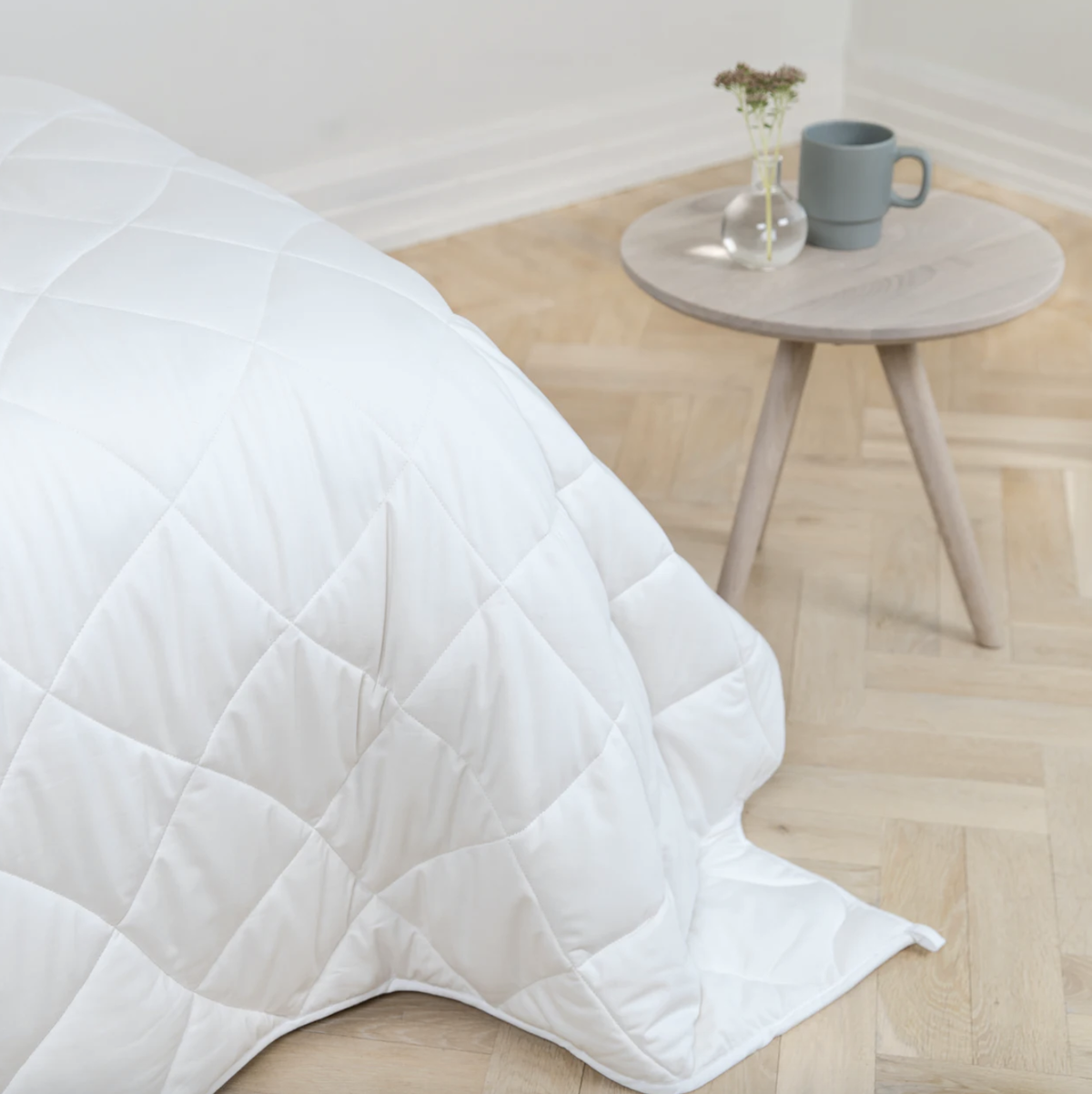 Besser schlafen mit den Gewichtsdecken von CURA of Sweden : Diese besonderen Bettdecken wiegen mehr als reguläre Varianten und lösen dadurch ein Gefühl der Entspannung und Ruhe aus. Die CURA Pearl Eco besteht sogar aus 100 Prozent natürlichen Materialien und kann hier geshoppt werden >>