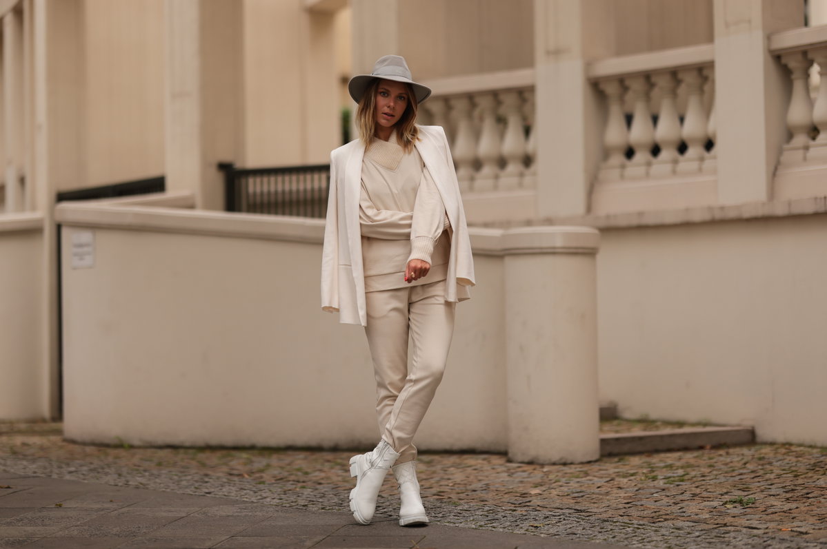 Frau Streetstyle helles Outfit