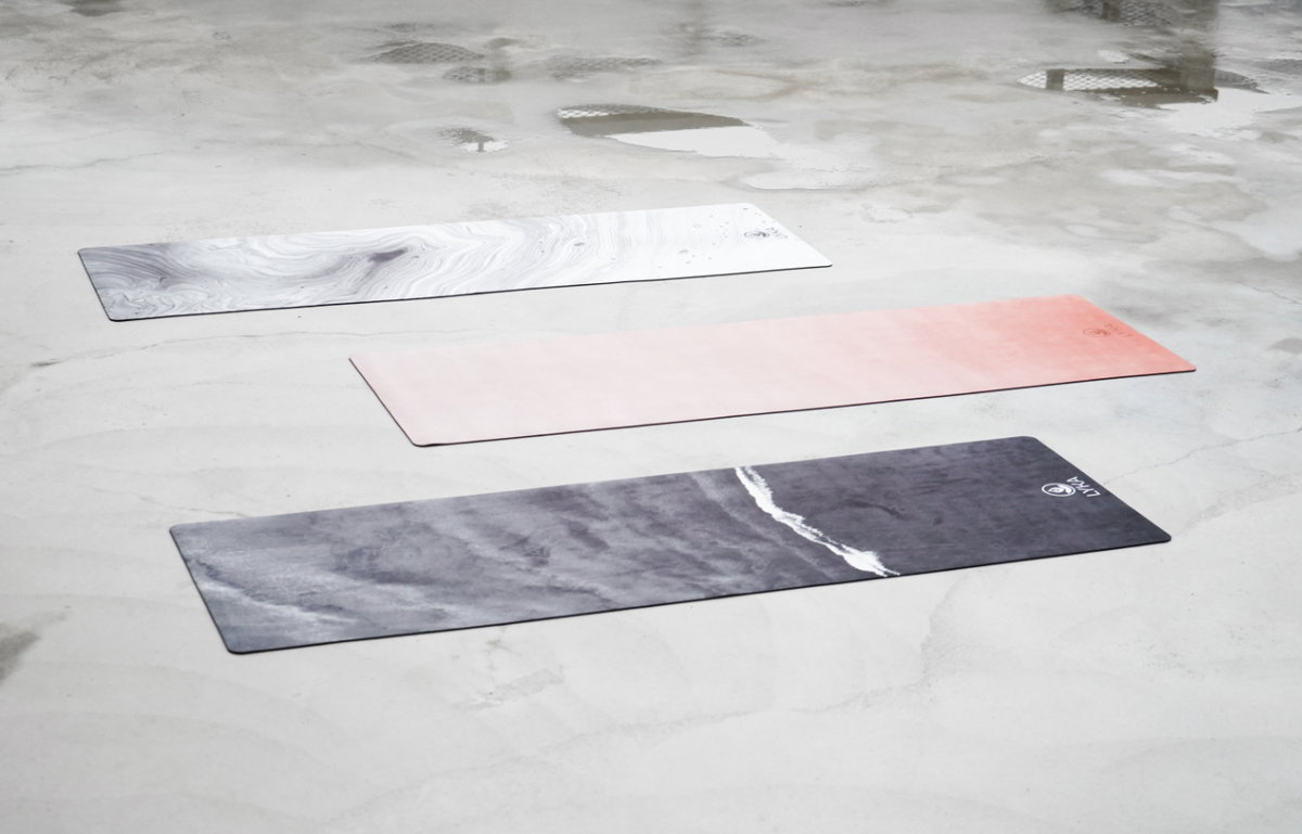 Die High-end-Yogamatten von LYKA bestechen durch ihr exklusives und handgefertigtes Design: Sanfte Muster, Farbverläufe und zurückhaltende Pastellfarben sind gerade total angesagt und machen die Yogamatte neben ihrer Funktion als qualitatives Sportgerät auch zum dekorativen Hingucker. Die Matten sind zudem nachhaltig: Sie sind biologisch abbaubar, PVC-, Silikon- und Phthalat-frei sowie vegan.