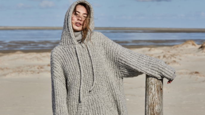 Kostenlose Strickanleitung für einen Oversize-Kapuzenpullover in Grobstrick