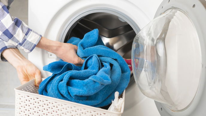 Darum sollten Sie immer ein Handtuch in den Trockner geben