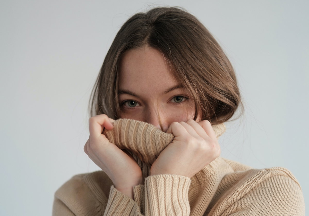 Frau mit Wollpullover