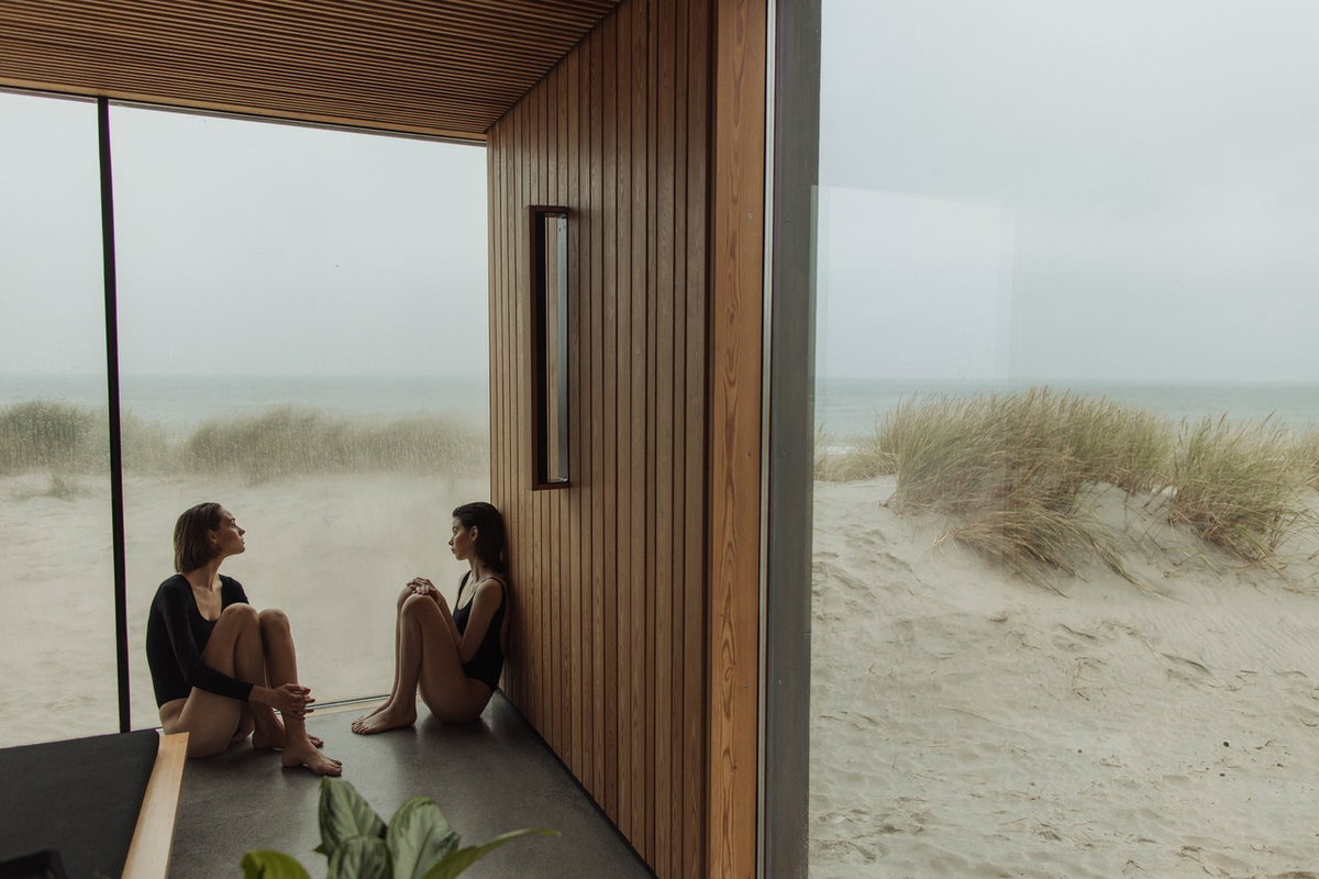 Zwei Frauen in einer Sauna am Meer.