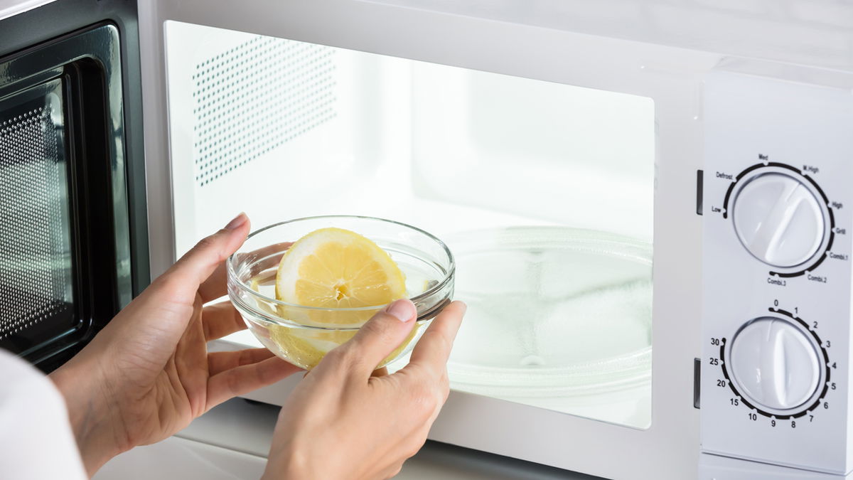 Mikrowelle reinigen: Diese 5 Hausmittel bringen das Haushaltsgerät wieder zum Glänzen