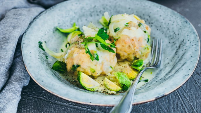 Rosenkohl-Semmelknödel in Zwiebel-Sahne-Sauce 