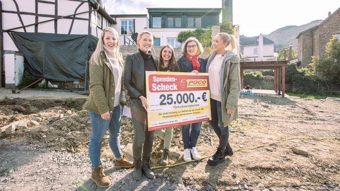 POCO spendet eine halbe Million Euro an Betroffene der Hochwasserkatastrophe – Janine Kunze übergibt die ersten Spendenschecks 