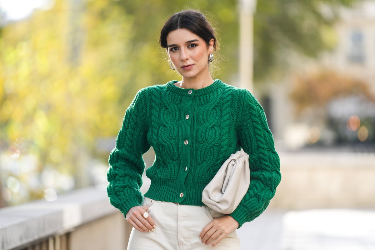 Frau Strickjacke