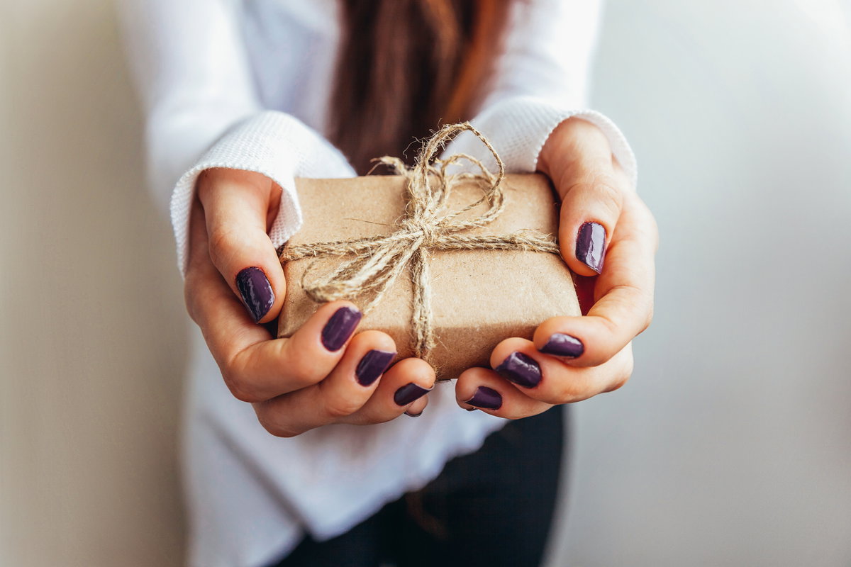 Frauenhände kleines Geschenk