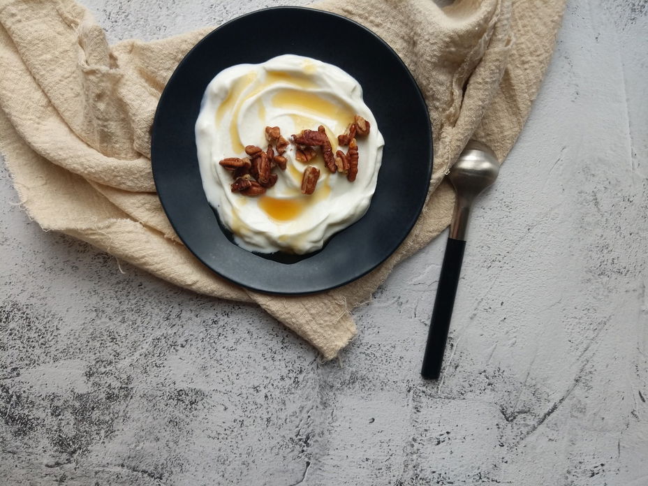 Griechischer Joghurt mit Honig und Nüssen