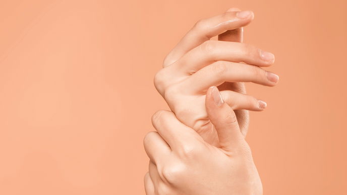 Gelbe Fingernägel: Ursachen und Hausmittel