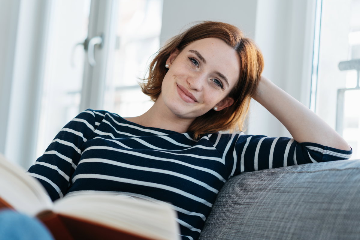 Frau liest ein Buch