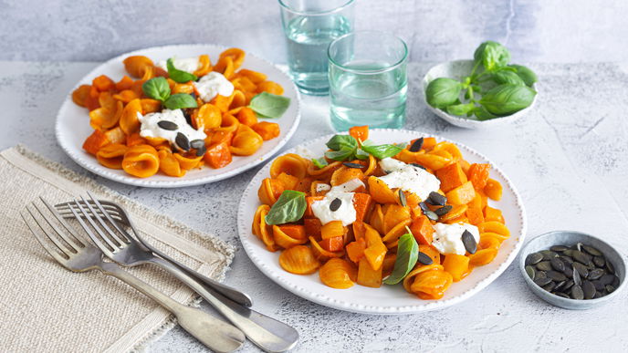 Unser Rezept für One-Pot-Kürbis-Pasta wärmt das Herz an kalten Herbsttagen
