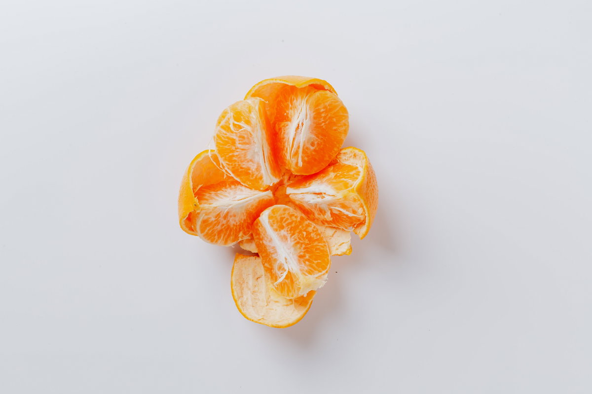 Geschälte Mandarine in Schale