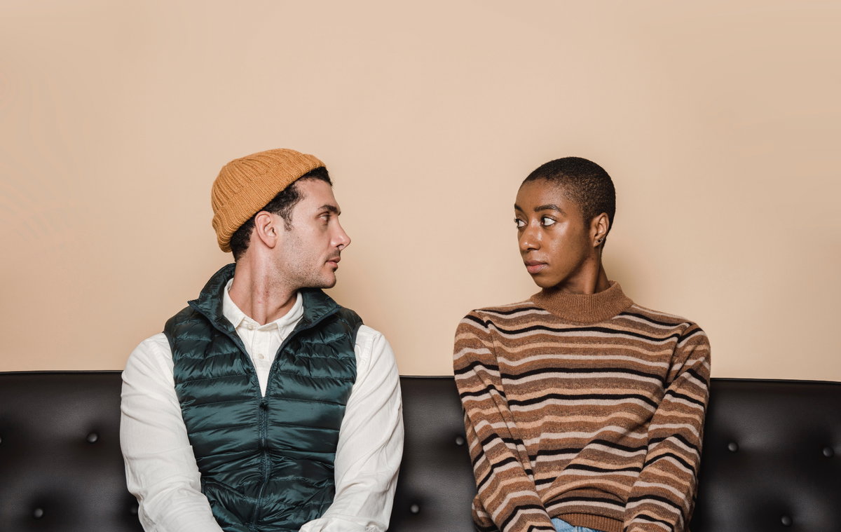 Mann und Frau auf der Couch
