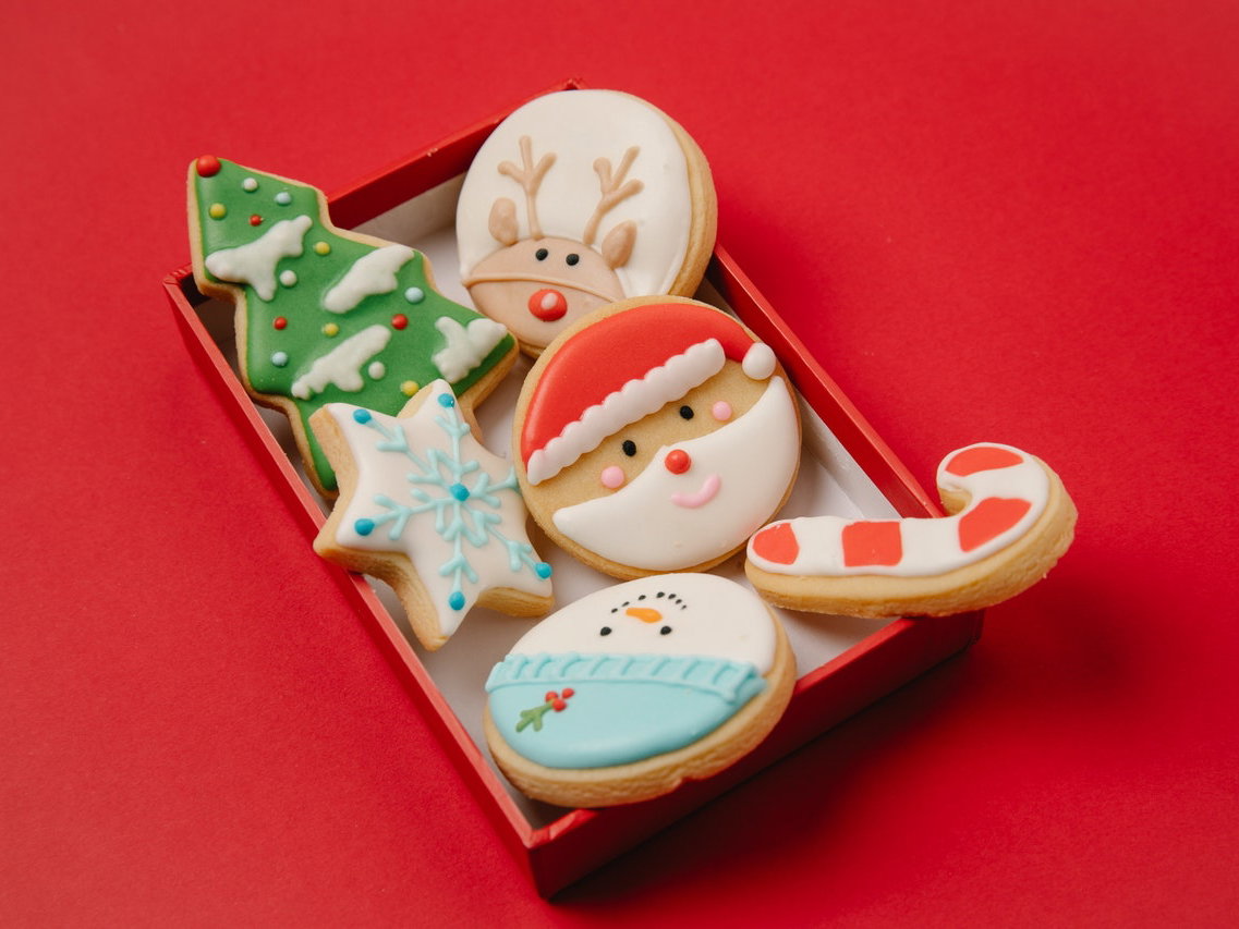 Bunte Weihnachtsplätzchen in einer Box.
