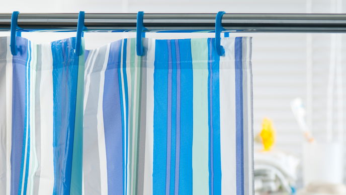 Duschvorhang reinigen: Mit diesem Hausmittel strahlt er wie neu