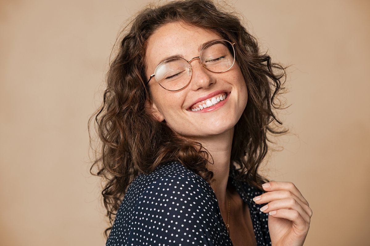 Frau trägt goldene Brille