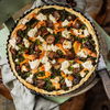 Rezept für Grünkohl-Kastanien-Quiche mit Räucherlachs, Wasabi und Ricotta