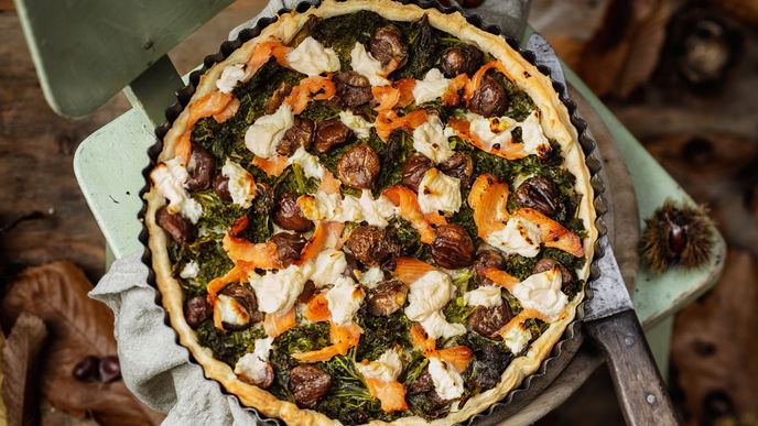 Rezept für Grünkohl-Kastanien-Quiche mit Räucherlachs, Wasabi und Ricotta 