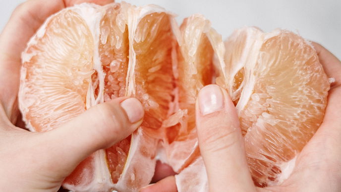 Pomelo schälen: Mit diesem Trick geht es ganz leicht
