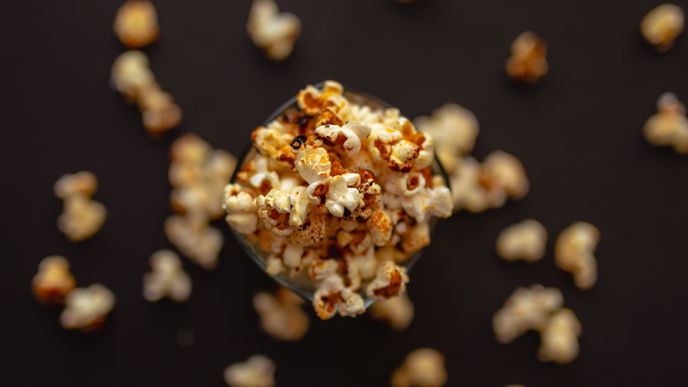 Schneller Snack: Gesundes Popcorn mit Zimt und Ingwer