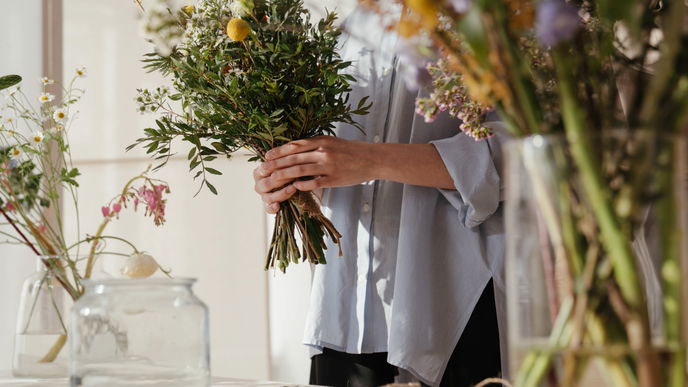 Darum sollten Sie ab sofort Wodka ins Blumenwasser geben