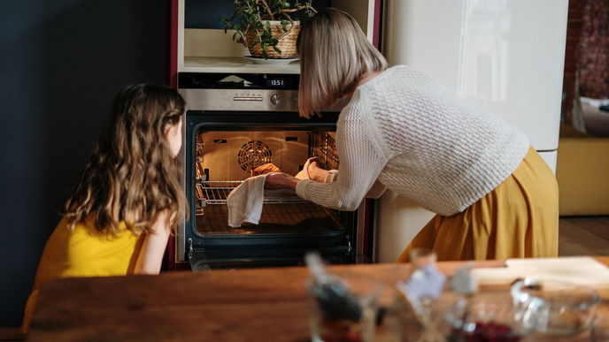 Bratengeruch in der Wohnung: Dieser Trick entfernt ihn sofort