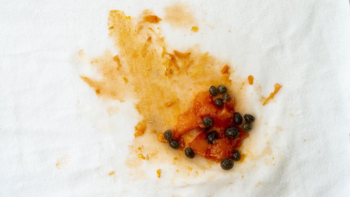 Obstflecken entfernen: Diese 4 Hausmittel helfen