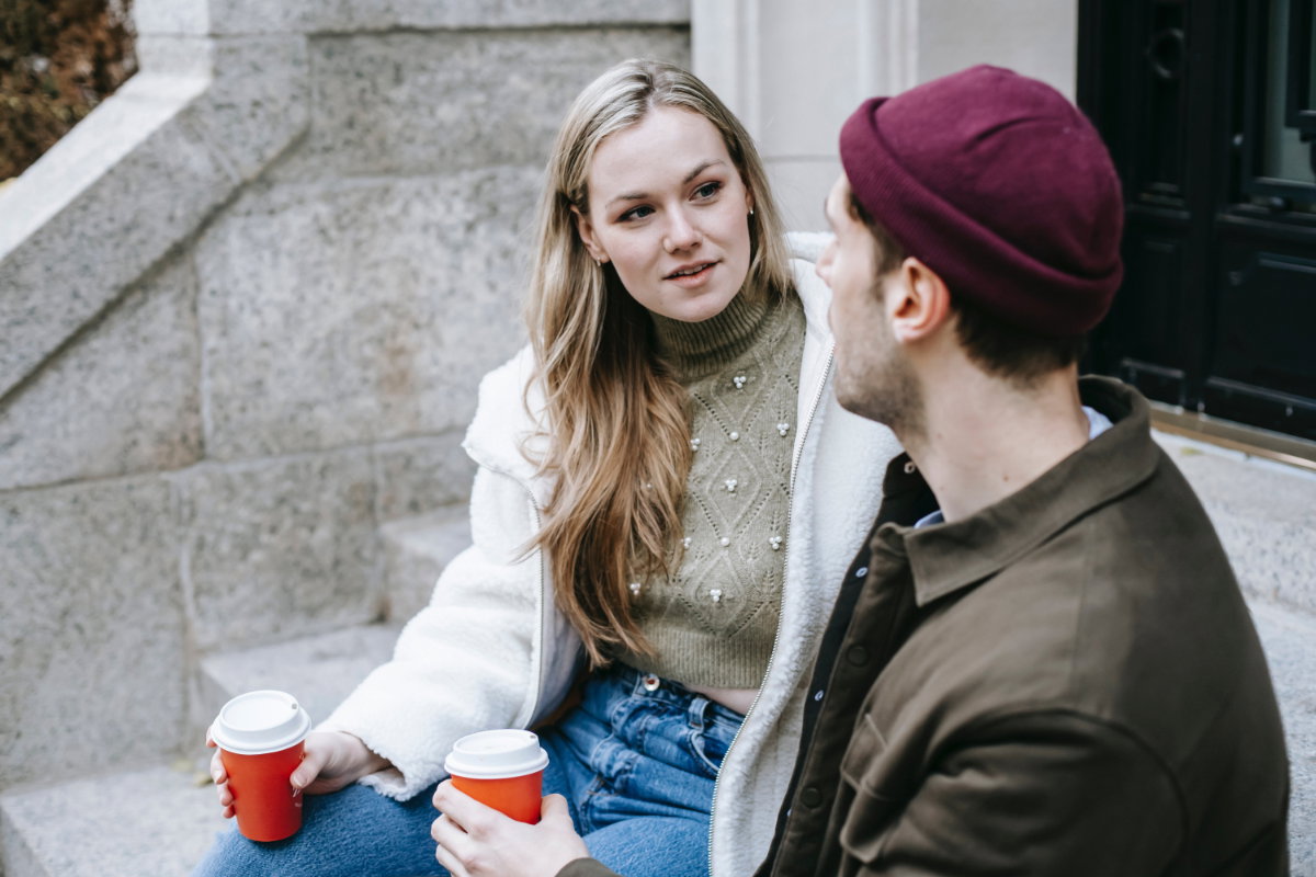 Frau und Mann sprechen