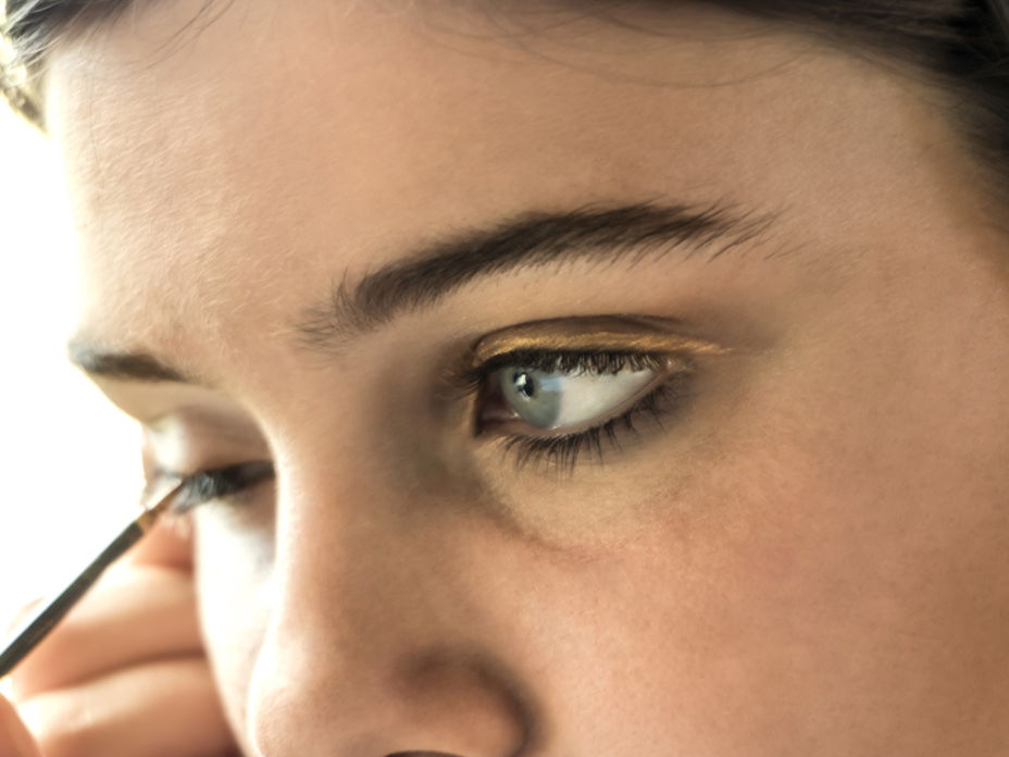Frau trägt Eyeliner auf