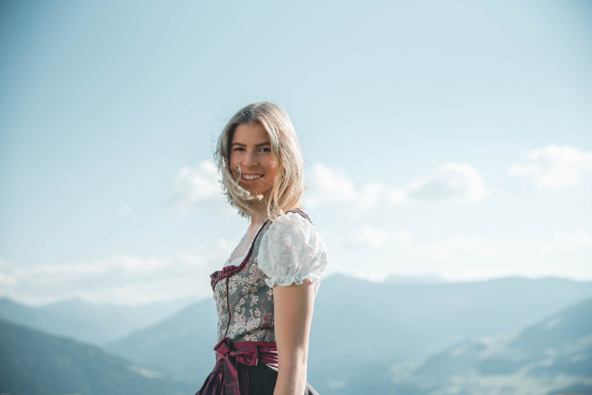 Frau mit Dirndl