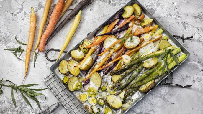 Vegetarisches Rezept: Überbackenes Frühlingsgemüse mit Käse