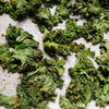 Vegetarisches Rezept: Knusprige Kale Chips mit Erdnussbutter