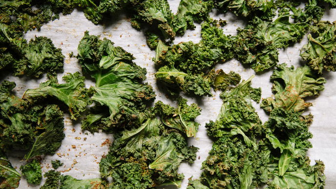 Vegetarisches Rezept: Knusprige Kale Chips mit Erdnussbutter