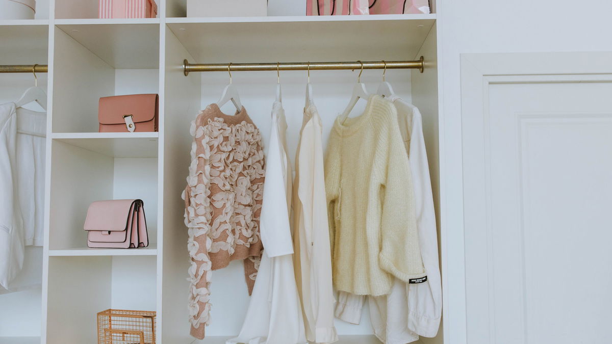 Schlafzimmer reinigen: 7 Dinge, die im Kleiderschrank nichts zu suchen haben