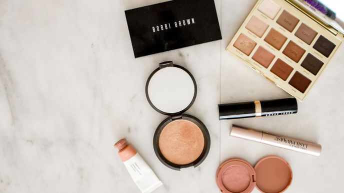 Make-up-Flecken entfernen: Mit 2 Hausmitteln klappt's