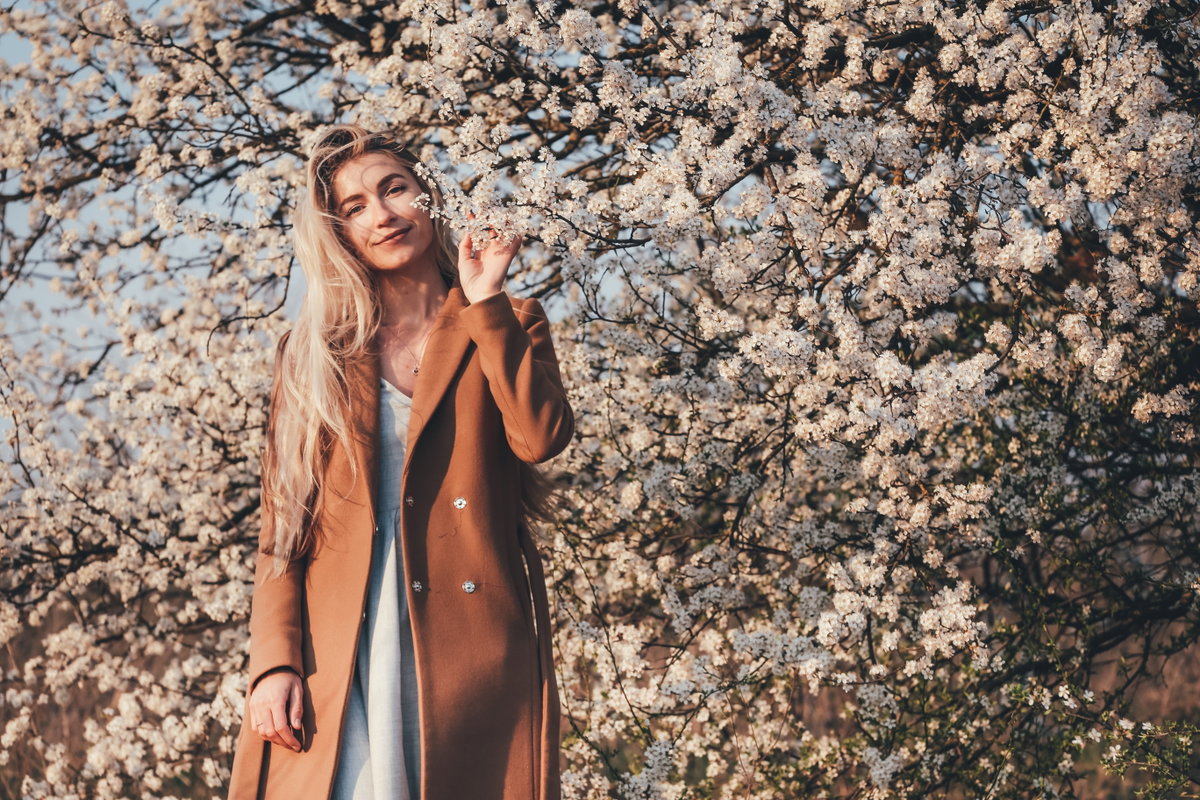 Frau trägt Mantel im Frühling