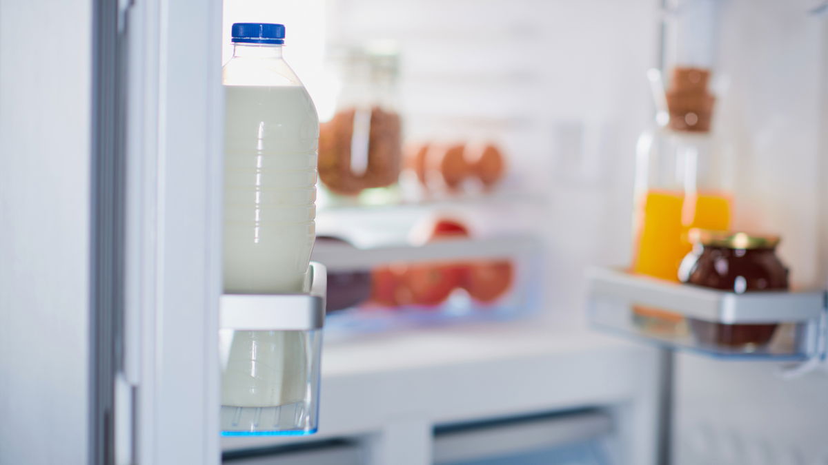 Darum sollten Sie Milch NIE in die Kühlschranktür stellen