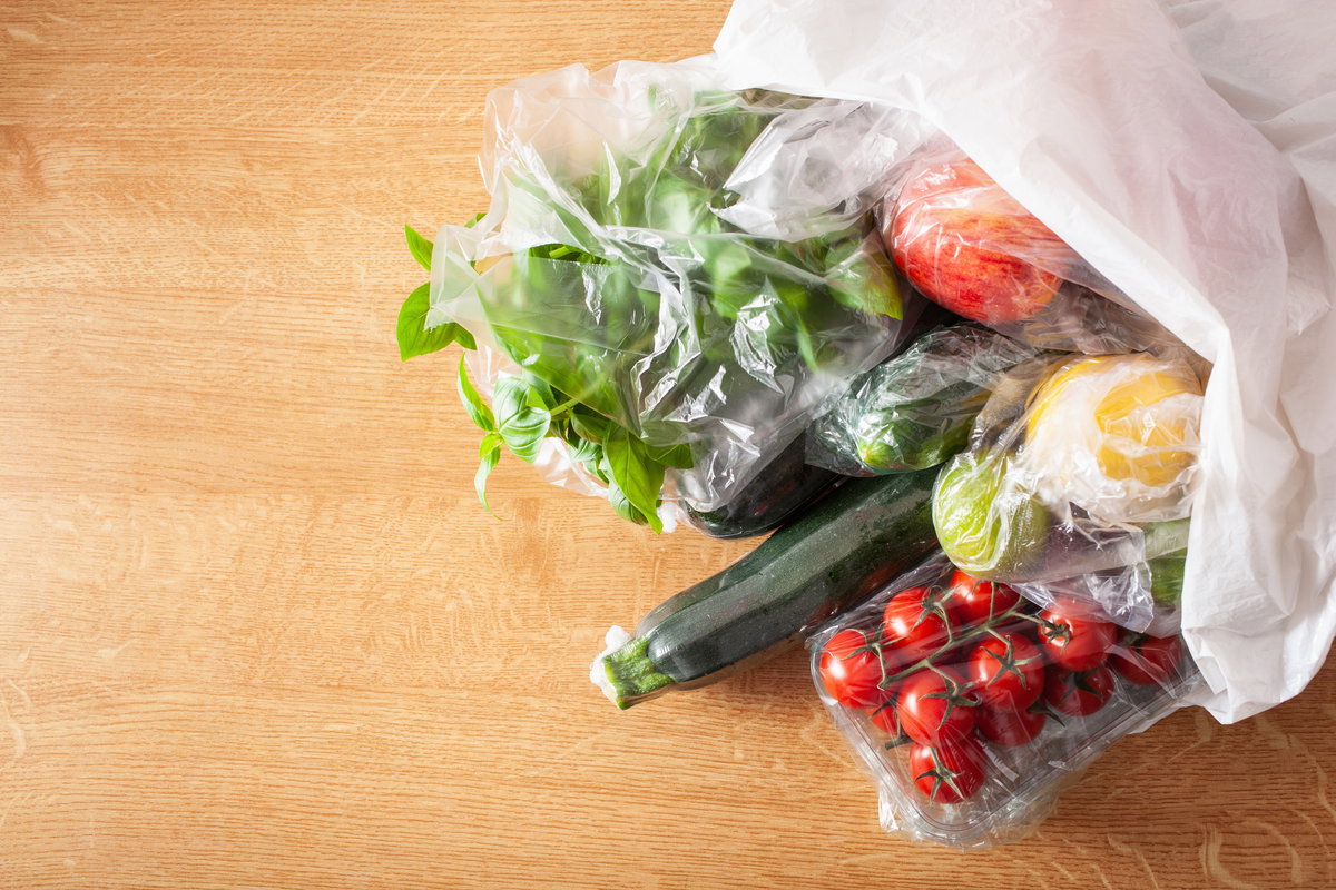 Obst und Gemüse in Plastik