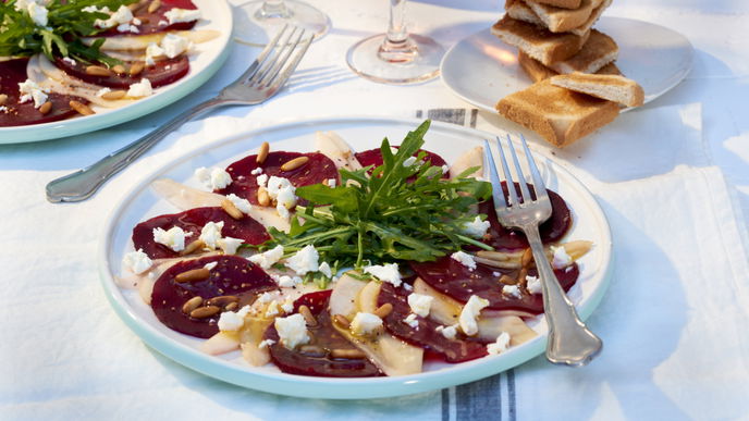 Rote Bete Carpaccio mit Feta und Birne - leichter Genuss für warme Tage
