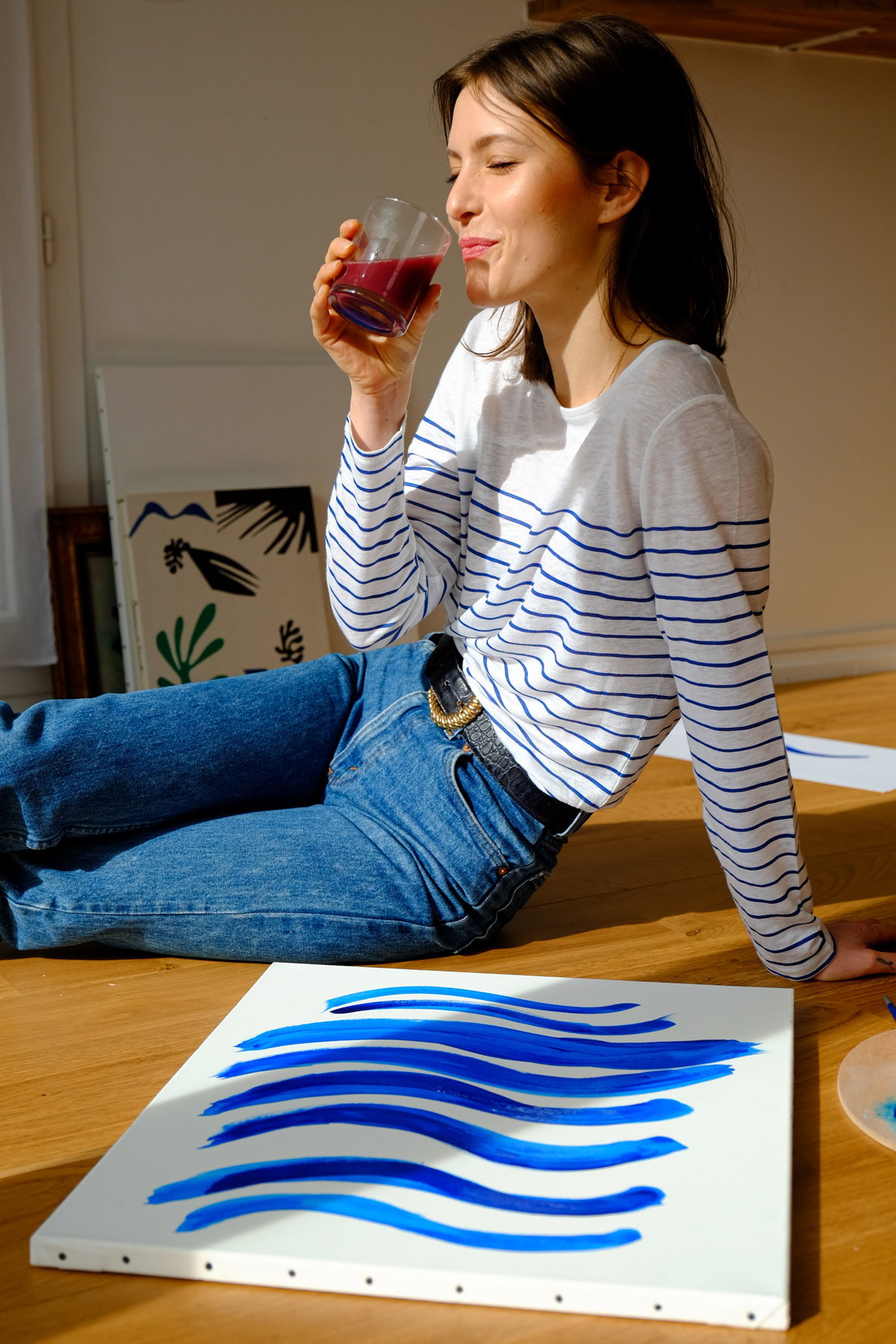 Frau trinkt Saft