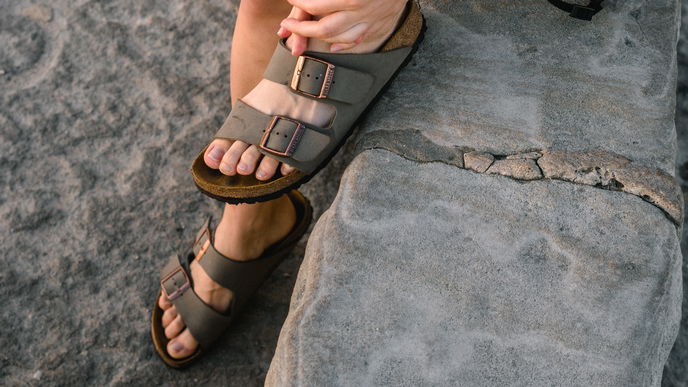 Fußbett reinigen: Dank diesem genialen Trick werden Sandalen richtig sauber