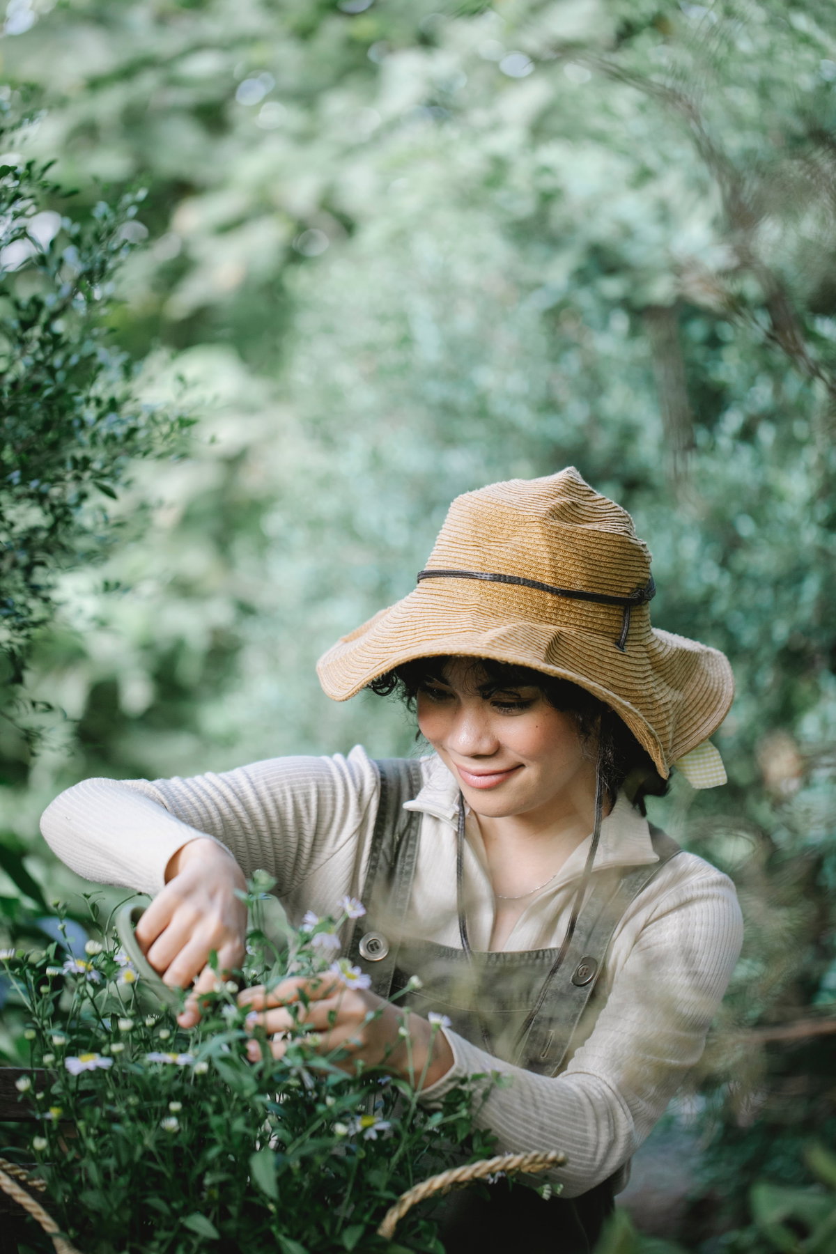 Frau im Garten