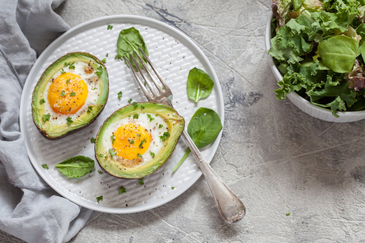 Gebackene Avocado mit Ei
