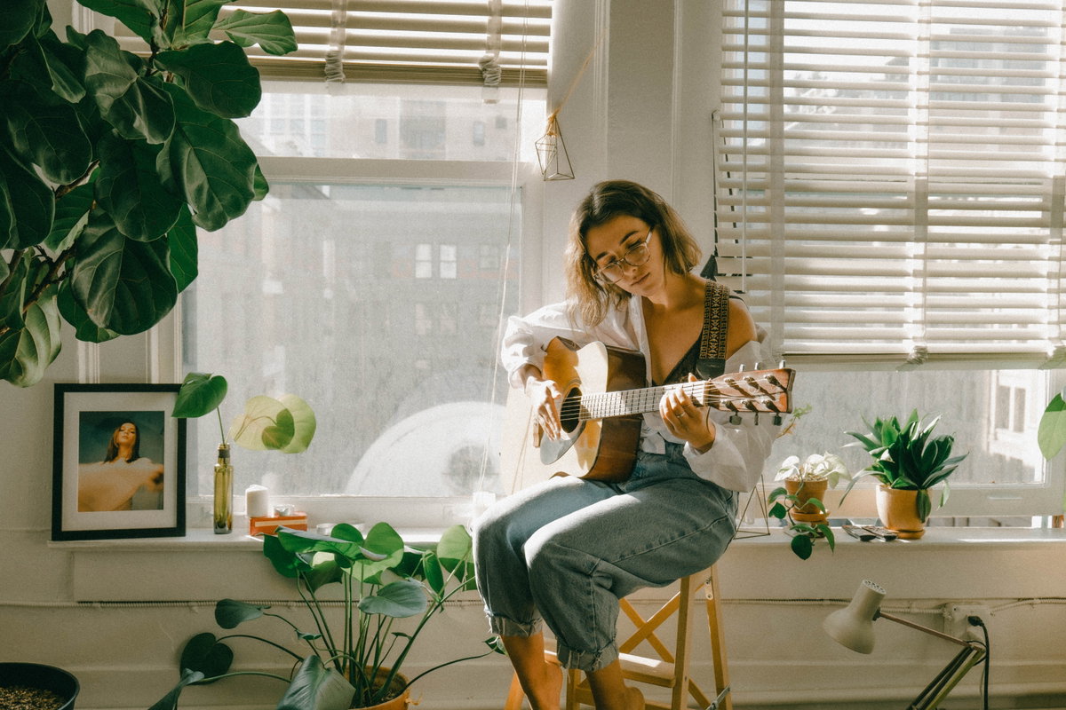 Frau spielt Gitarre