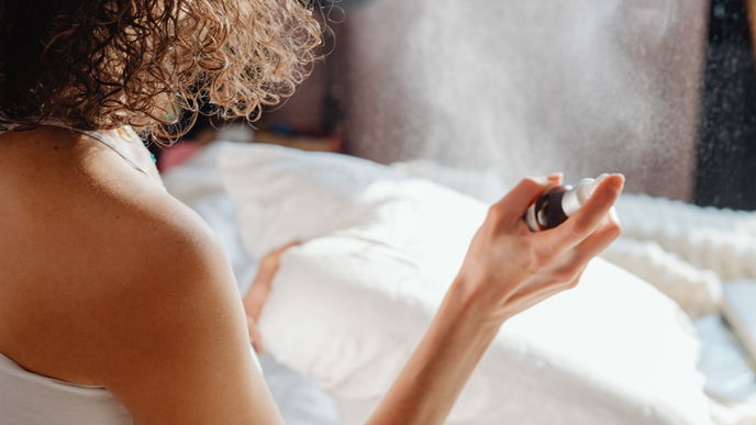 4 Kissensprays, die schnell beim Einschlafen helfen