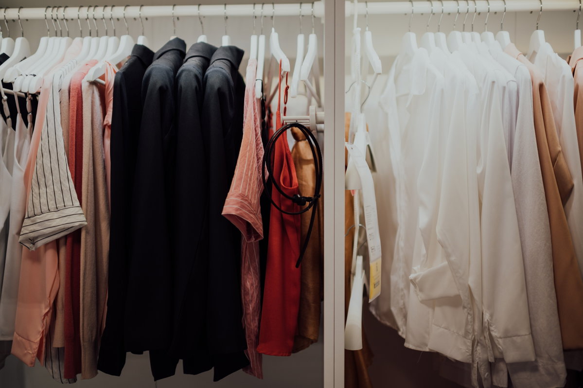 Kleidung im Schrank