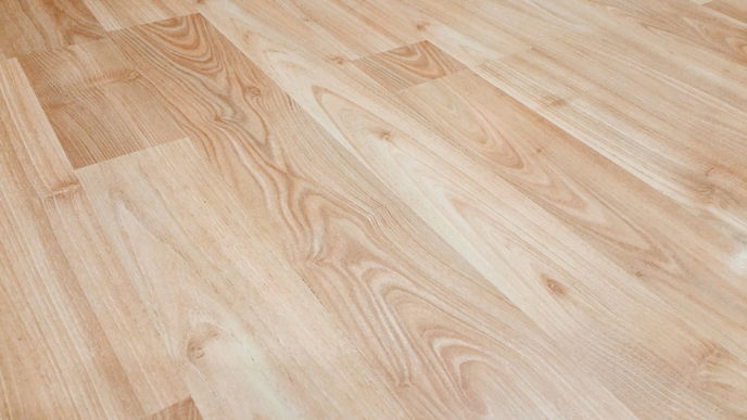 Laminat reinigen: Mit diesen Hausmitteln gelingt's streifenfrei